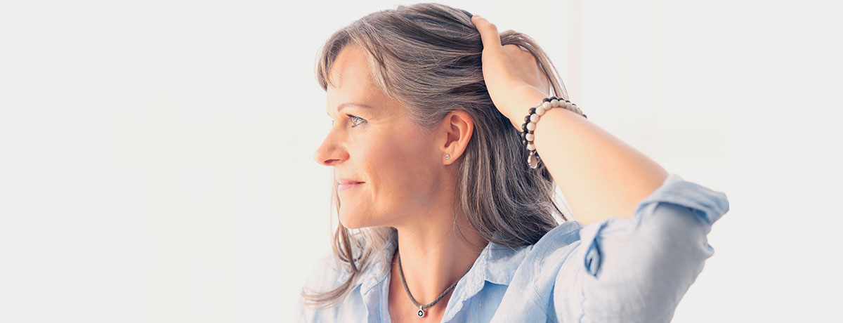 Menopauza a włosy